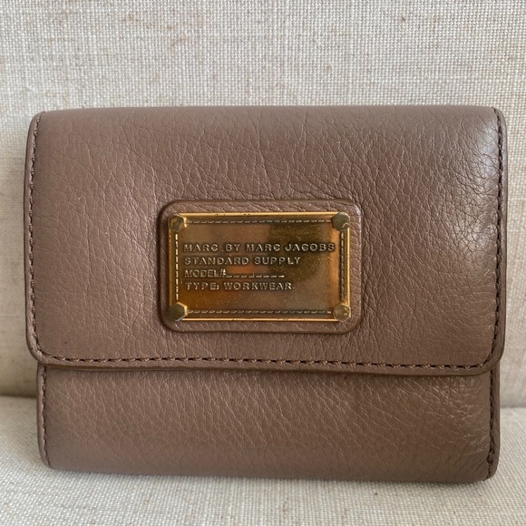 Marc by Marc Jacob Trifold Wallet In Taupe - Picture 1 of 5